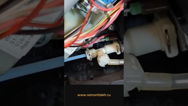 Подтекает кофемашина Delonghi Magnifica S. Ищем причину утечки