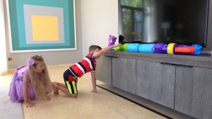 Рома и Диана Рома и Диана показывают, как должны вести себя дети