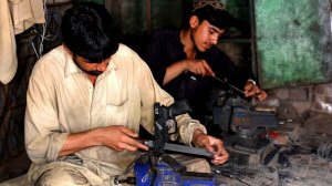 Как изготавливают сельскохозяйственный инструмент в Пакистане