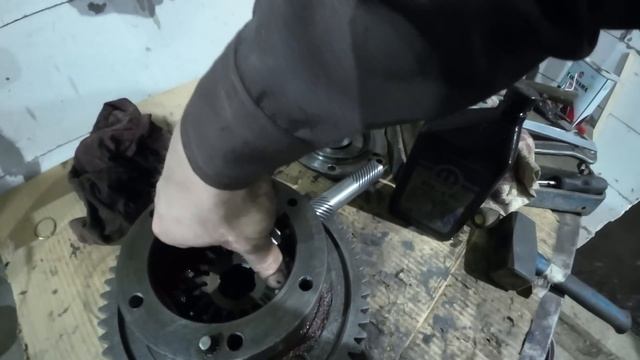 Ремонт трактора Т-40АМ. Сборка дифференциала.