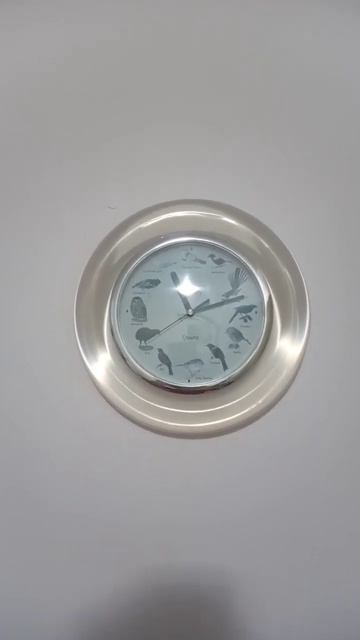 Часы весит на стене в комнате 8. смотреть онлайн