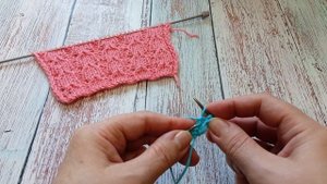 Очень простой,универсальный узор спицами.