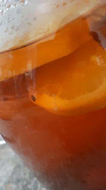 наливаем какой-то чай в какой-то чайник смотреть онлайн