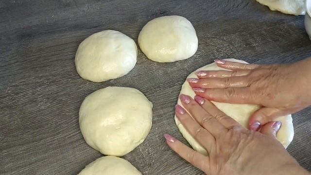 СЛОЁНЫЕ ЛЕПЕШКИ С ЛУКОМ ИЗ ДРОЖЖЕВОГО ТЕСТА В ДУХОВКЕ смотреть онлайн