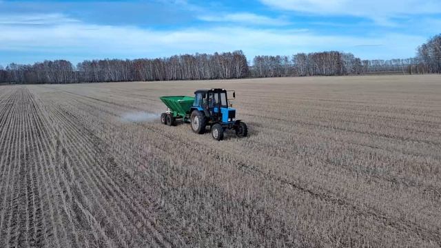 мтз 82 разбрасывает удобрения смотреть онлайн