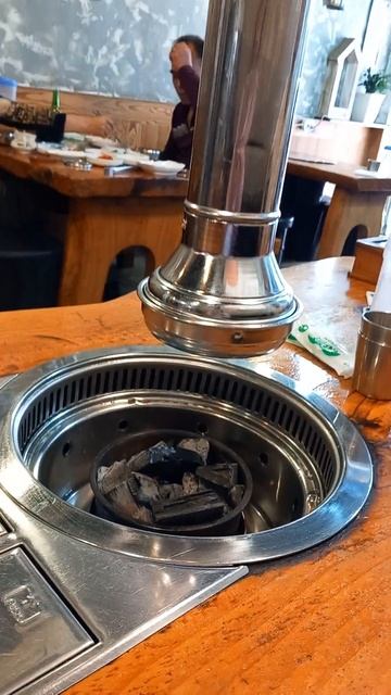 Корея, угли и вытяжка на столе в ресторане смотреть онлайн