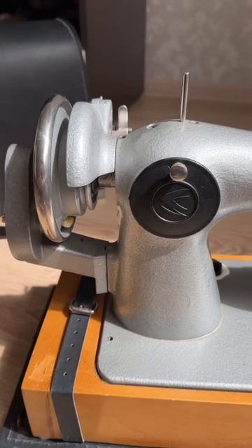 Швейная машинка 2М-34. Ручная. 1992 года