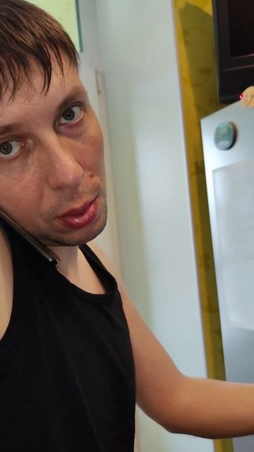 Почему мужчины часто открывают холодильник. #юмор #shorts смотреть онлайн