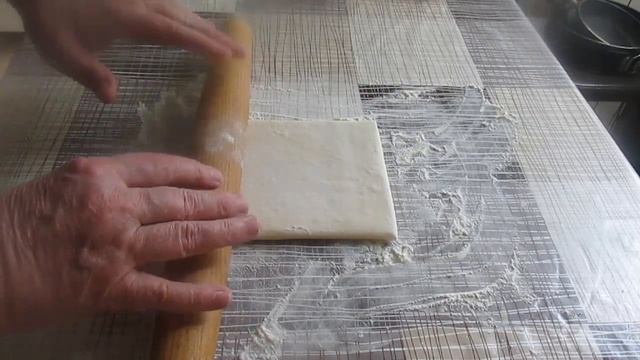 ПИЦЦА ИЗ СЛОЁНОГО ТЕСТА В ДУХОВКЕ. Лёгкий и быстрый ре?
