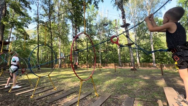 Алиса покоряет веревочный парк смотреть онлайн