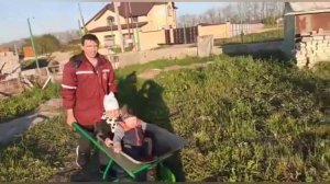 Постройка фундамента под забор своими руками идет полным ходом. Забор своими руками.