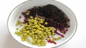Салат из свеклы, сыра и зеленого горошка
