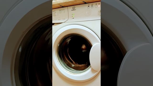 стирка на индызит белые вещи режим:деликатные ткани 40 смотреть онлайн