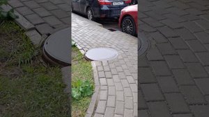 2025.05.11 Меняют хорошие, почти отличные бордюры на новые, меняют плитку на тротуарах. Вяземская 6.