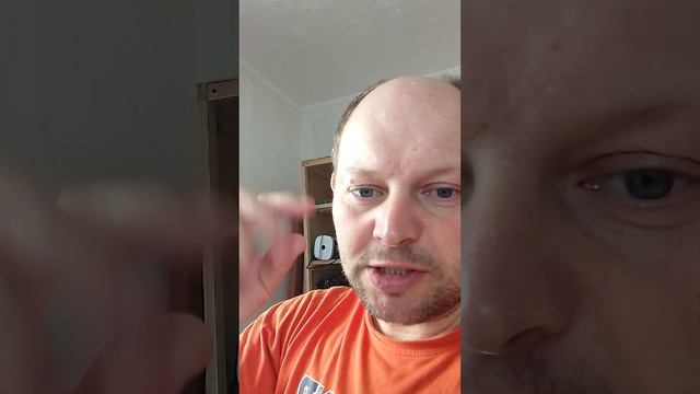 12.05.25. пероед курей на деревяных насестах .mp4
