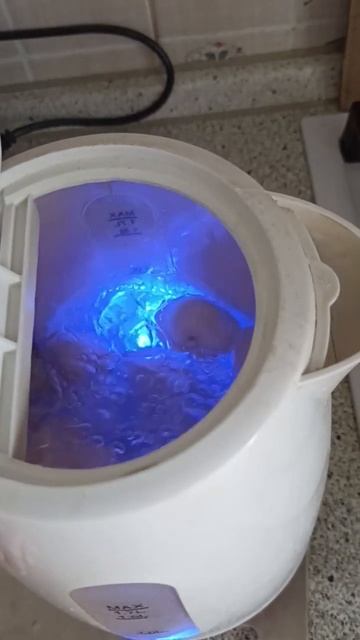 варем пельмени в электрочайнике. смотреть онлайн