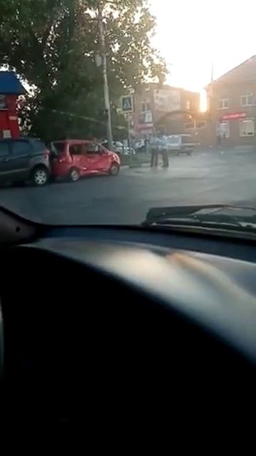 В г. Шахты пожарная машина протаранила «Матиз», спеша ? смотреть онлайн