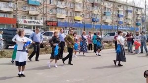 Танцевальный флешмоб под песни военных лет