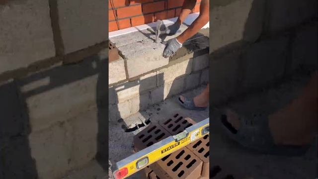 Кладка керамзитоблока и облицовачного кирпича #shortsvideo смотреть онлайн