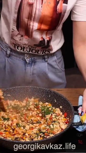 Сочная курица в горшочках со сливочной шапочкой смотреть онлайн