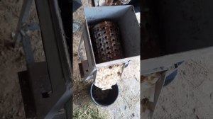 Самодельная ручная терка для кормов.