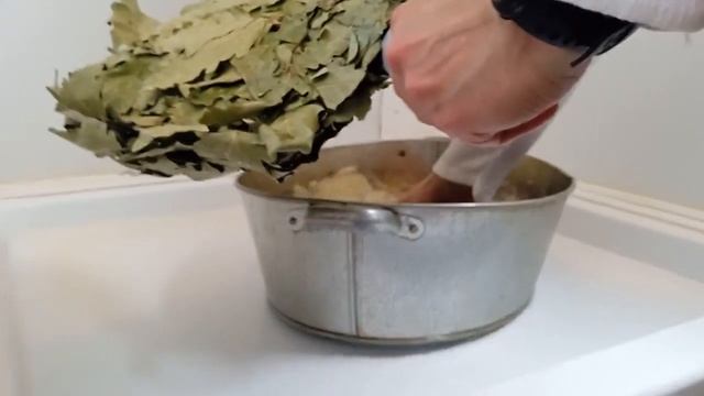КАК ПРАВИЛЬНО ЗАПАРИВАТЬ ДУБОВЫЙ ВЕНИК ДЛЯ БАНИ | В КА? смотреть онлайн