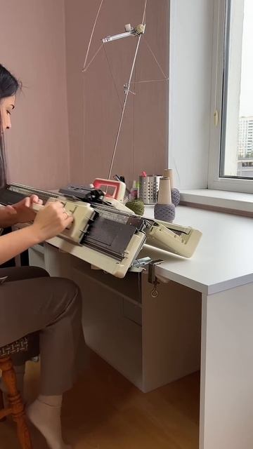 Осваиваю вязальную машину Toyota KS858/KR506 #вязание #пряжа #в смотреть онлайн