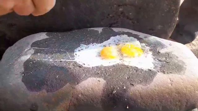 Сочное мясо в лесу на раскалённом камне! Природа, кост?