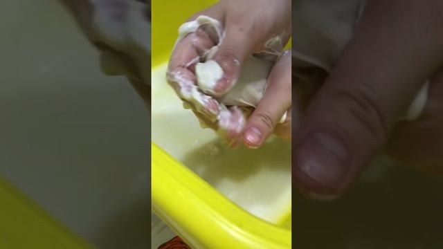 Мылю немного размокшее мыло 🤏 смотреть онлайн