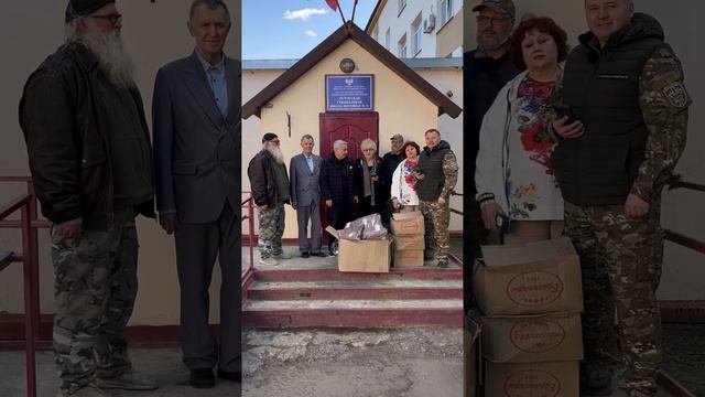 Волонтеры из Ленобласти доставили спортивную форму в Зугрэсскую школу