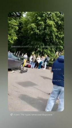 СБИЛ ЖЕНЩИНУ: по улице Кирова авто вылетел на тротуар около Правительства области и сбил женщину.