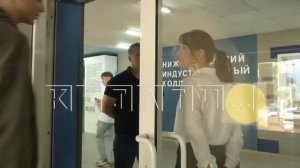 Голый молодой человек стал прыгать по партам во время занятий в индустриальном колледже