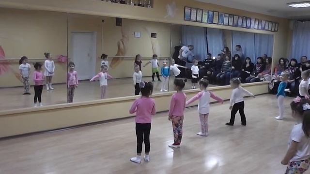 Маша на уроке хореографии. Наумовы на 5. смотреть онлайн