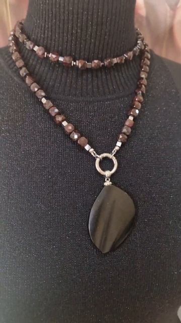 Изумительное сочетание.  Гранат и гагат. Цены в описан? смотреть онлайн