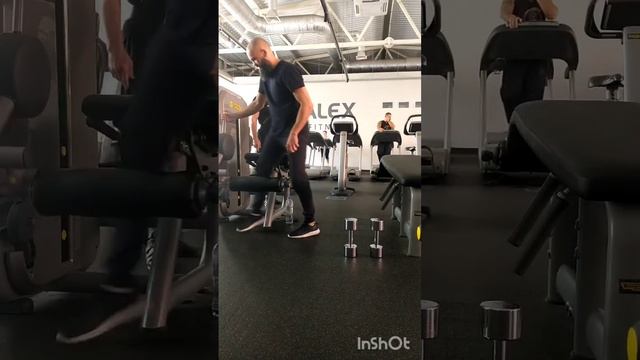 Выпады назад с гантелями. смотреть онлайн