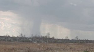 "Природа удивляет! 😲 Дождь только на этом участке дороги! Что это – портал в другой мир?"