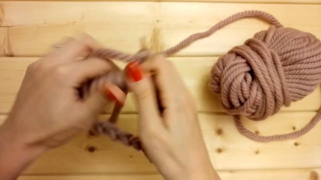 Шапка резинкой 1 на 1 из толстой пряжи спицами/Knitted hat from a thick wool смотреть онлайн