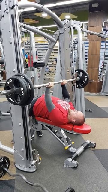 Жим штанги лежа узким хватом в Смите смотреть онлайн