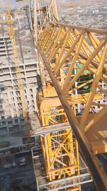 На башенном кране #работа #стройка #youtubeshorts #towercrane #ПОДП смотреть онлайн