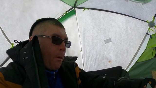 Во попали с Толяном! Зимняя рыбалка с ночевой с палатк?
