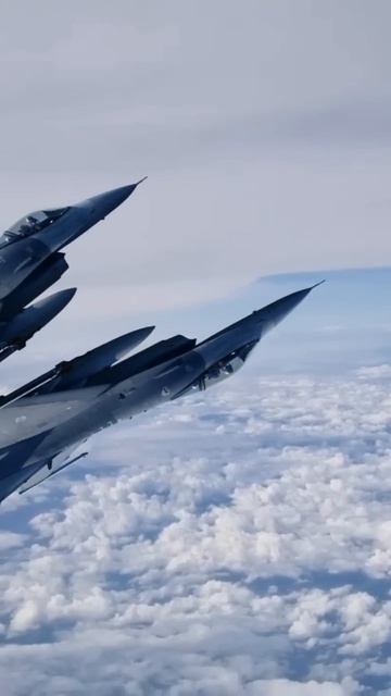 Два пилота ф16 сцепились шасси в небе #shorts #trendingreels смотреть онлайн