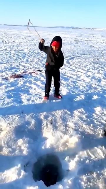 Мальчик поймал рыбу такого же размера как и он сам!😱 смотреть онлайн