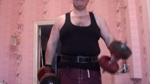 Поднятие гантелей по 20 кг на бицепс. Тренировка бицепс