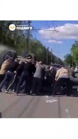 В Саранске неравнодушные прохожие перевернули машину после ДТП