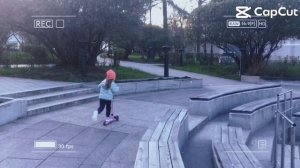 Нина на самокате