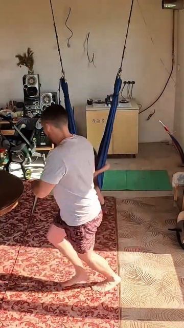 Покатушки на экстрим качелях дома #дома #дочка #качели смотреть онлайн