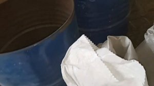 Привезли корма для животных// Подсолнечный жмых.