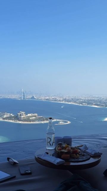 Самый впечатляющий бассейн Дубая смотреть онлайн