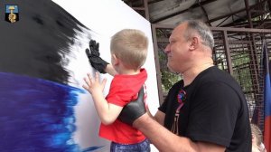 Флаг Донецкой Народной Республики в детских руках!