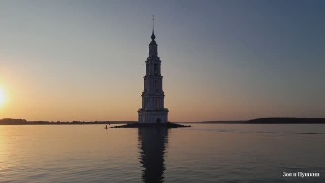 Одна на острове. На колокольне затопленного собора в Калязине.